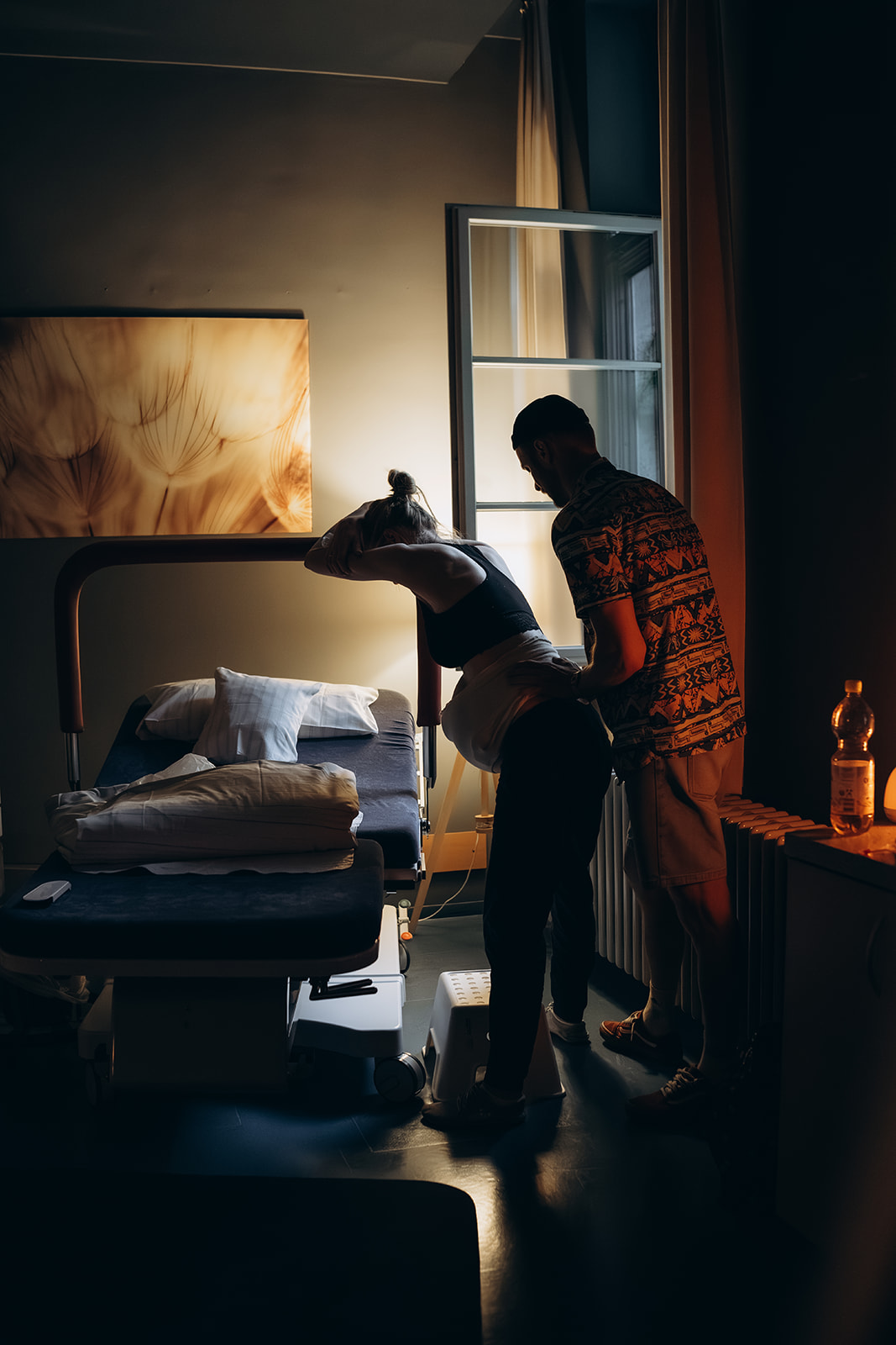 Frau mit Wehen im Badezimmer - Hausgeburt