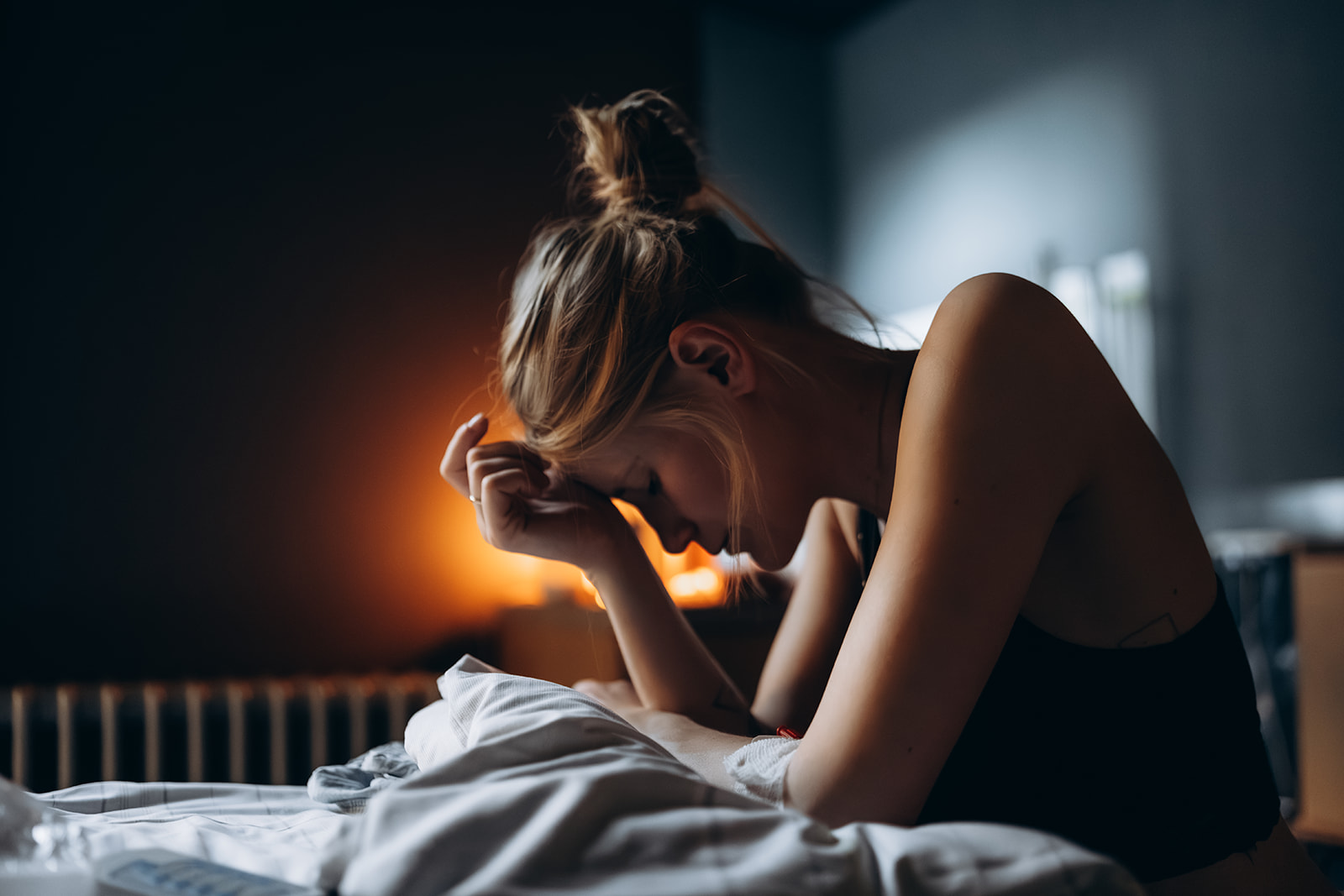 Frau mit Wehen im Badezimmer - Hausgeburt